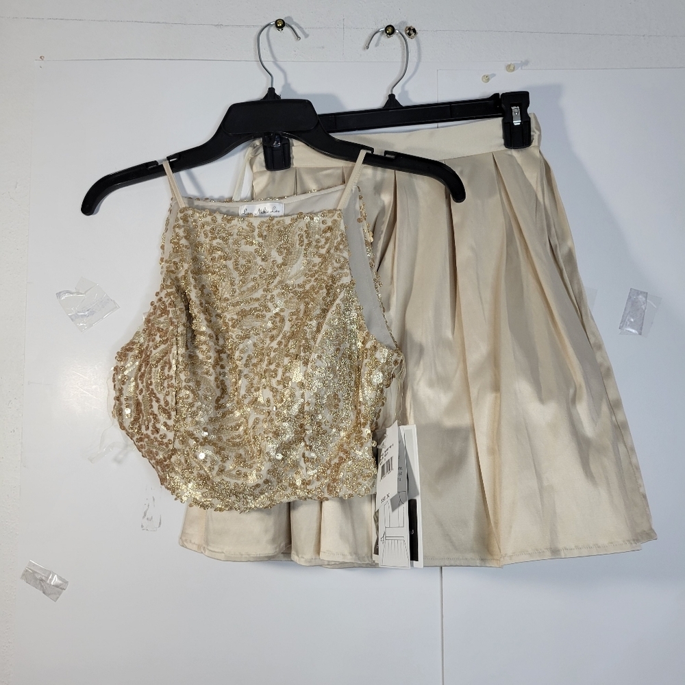 NWT Love, Nickie Lew Gold sequin 2-piece Skirt and top size 3